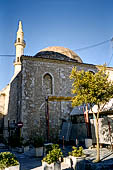 Retimo, la moschea Tis Nerantzes con l'alto minareto.